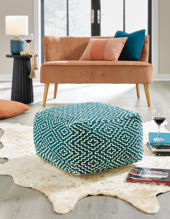 Brynnsen Pouf - Furniture 2 Go- FL